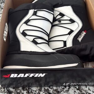 Baffin Women’s Black and White Snow Boots